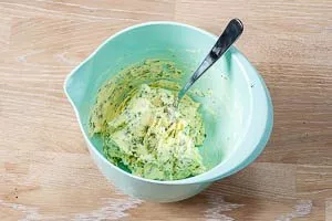 Alle Zutaten für Bärlauchbutter vermengen