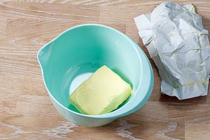 Zubereitungsschritt 1: Butter in Schüssel geben.