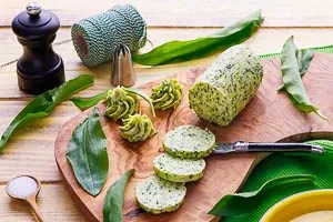 Bärlauchbutter als Brotaufstrich servieren