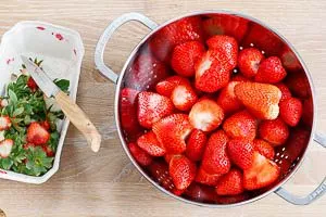 Frische Erdbeeren waschen und putzen.