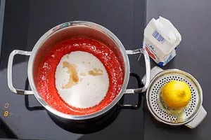 Erdbeerpüree mit Gelierzucker und Zitronensaft vermischen