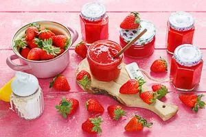 Erdbeermarmelade abfüllen, direkt genießen oder kühl lagern