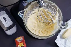 F&uuml;r Fantakuchen viele Hauptzutaten in K&uuml;chenmaschine verr&uuml;hren