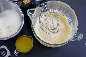 Zugabe von Mehl in Teig f&uuml;r Fantakuchen