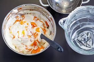 Fantakuchen: Mandarinen in Schmandcreme rühren