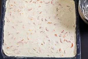 Fantakuchen: Teigboden mit Schmandcreme toppen