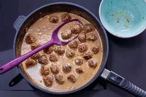 Köttbullar mit Rahmsoße in der Pfanne