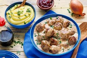 Selbst gemachte Köttbullar warm servieren