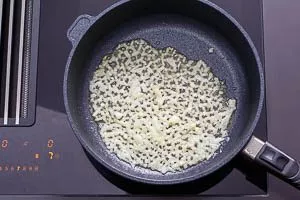 Butter und Öl für Köttbullar erhitzen