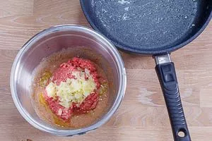 Köttbullar: Zutaten für Fleischbällchen vermischen