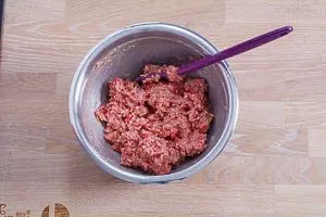 Fertige Hackfleischmasse für Köttbullar