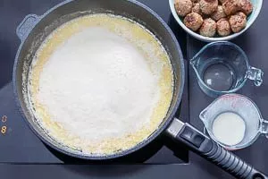 Zubereitung der Rahmsoße für Köttbullar
