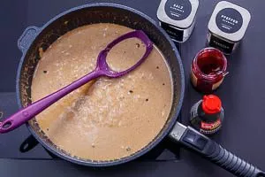 Mit Preiselbeermarmelade und Sojasauce aromatisierte Köttbullar-Soße