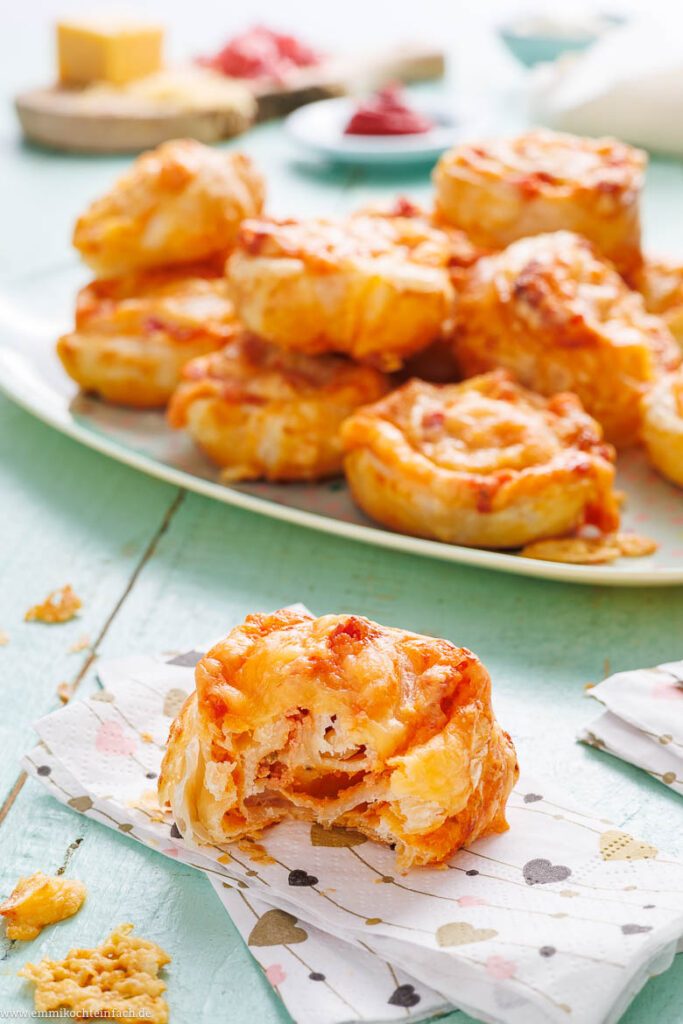 Pizzaschnecken mit Blätterteig - emmikochteinfach Pizzaschnecken mit Blätterteig - emmikochteinfach