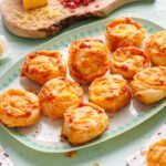 Pizzaschnecken mit Bl&auml;tterteig Rezept