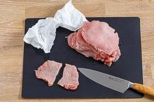 Schweinefleisch für Souvlaki in Scheiben schneiden