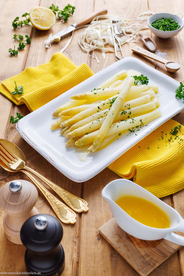 Sauce hollandaise ist der perfekte Begleiter von gekochtem Spargel.