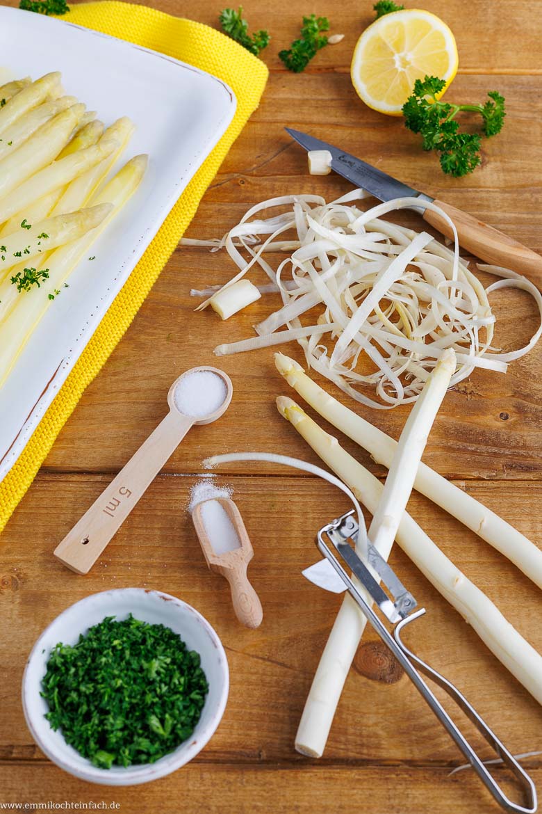 Wei&szlig;er Spargel muss vor dem Kochen immer gesch&auml;lt werden.