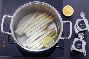 Spargel kochen: Dazu gehören etwas Zucker, Salz und eine Zitronenscheibe ins Kochwasser.