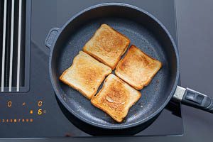 Alternative zum Toaster: Brotscheiben für Toast Hawaii in der Pfanne rösten