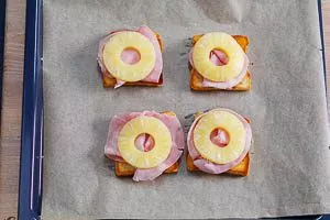 Gestapelte Zutaten für Hawaii-Toast