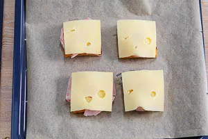 Käse Scheiben auf Toast Hawaii