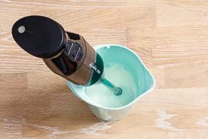 Den Pürierstab still halten und die Zutaten vermixen.