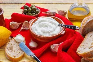 Fertig ist die selbstgemachte Aioli ohne Ei!