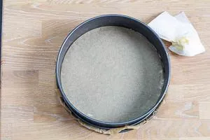 Mit Backpapier ausgelegte und eingefettete Springform.