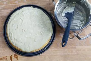 Verteilte Puddingcreme auf dem Biskuit