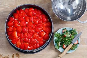 Erdbeeren auf dem Kuchen geschichtet