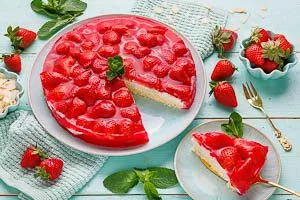 Fertig zum Genießen: Erdbeerkuchen mit Pudding