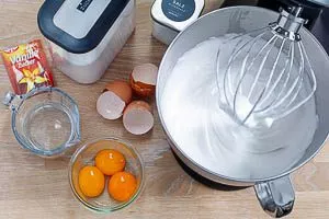 Für Biskuitteig schaumig geschlagene Eiweiße