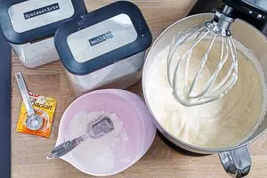 Fertige Biskuitteig-Masse für Erdbeerkuchen