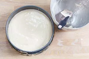 In Springform gefüllter Biskuitteig