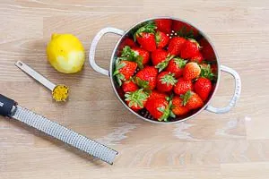 Zutaten für den Belag: Erdbeeren und Zitronenabrieb