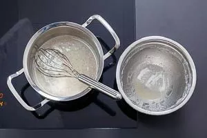 Kochen des Vanillepuddings für Erdbeerkuchen