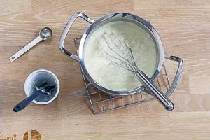 Vanillepudding mit eingerührtem Schmand und Zitronensaft