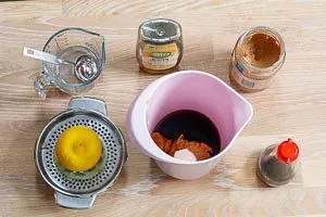 Nur 5 Zutaten und etwas Wasser für Erdnusssauce