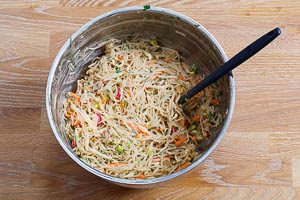 Glasnudelsalat vermengen