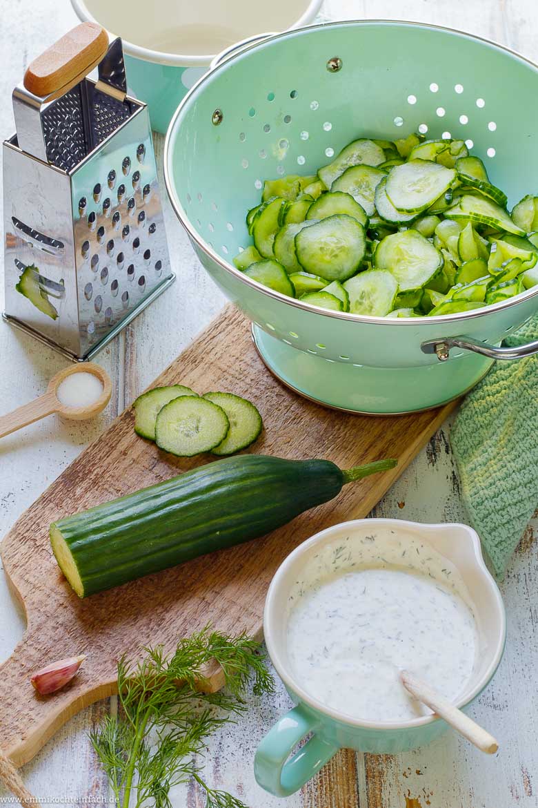Zutaten für Gurkensalat mit Joghurt-Dressing