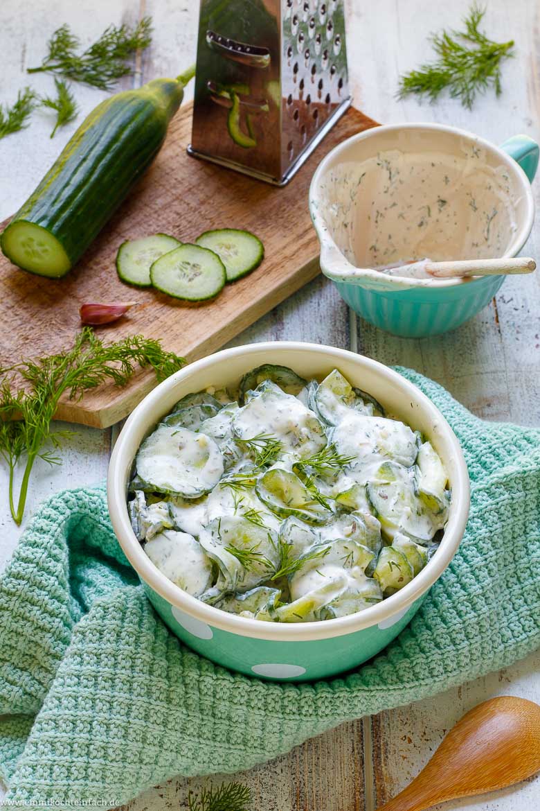 Erfrischender Salat mit Gurken und Joghurt
