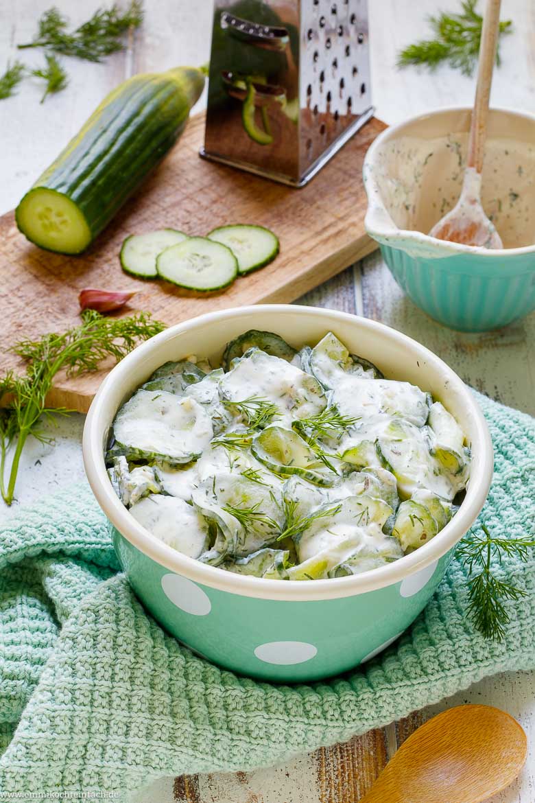 Salatgurke mit Joghurt-Dressing und Dill
