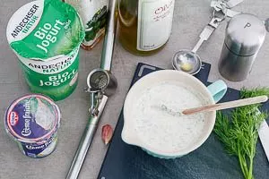 Zutaten für das Joghurt-Dressing miteinander verrühren