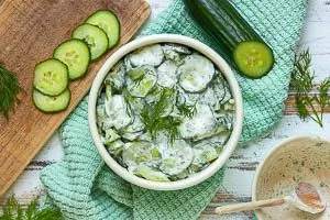 Gurkensalat frisch mit Joghurt-Dressing und Dillspitzen serviert