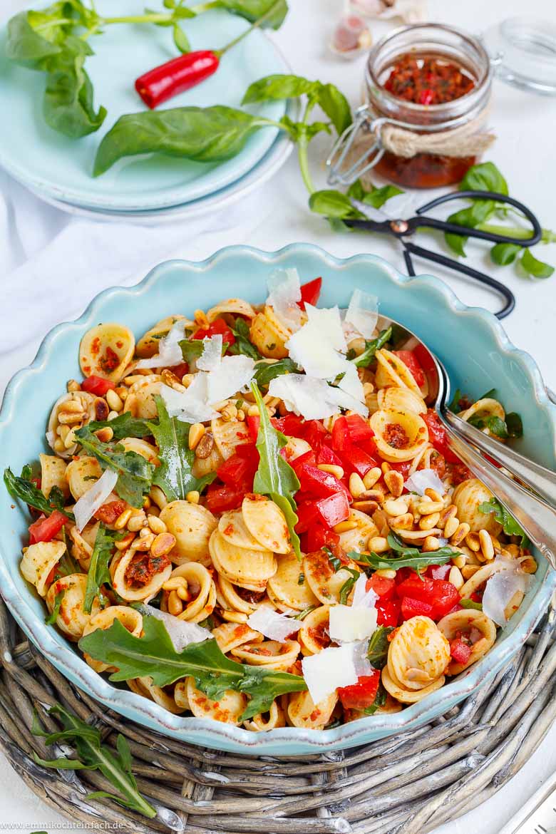 Mediterraner Salat mit getrockneten Tomaten und Rucola