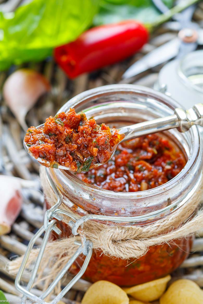 Pesto für den Nudelsalat nach italienischer Art
