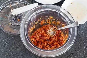 Rotes Pesto für den mediterranen Nudelsalat zubereiten