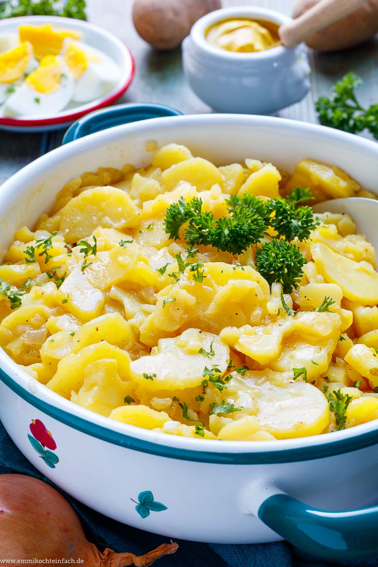 Klassischer Kartoffelsalat mit Brühe in der Schüssel
