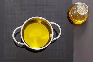 Erwärmtes Olivenöl für Lahmacun-Hefeteig